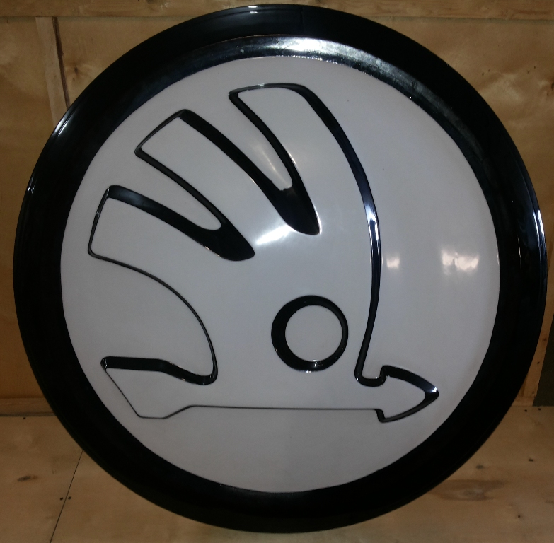 Формованный крашенный логотип Шкода